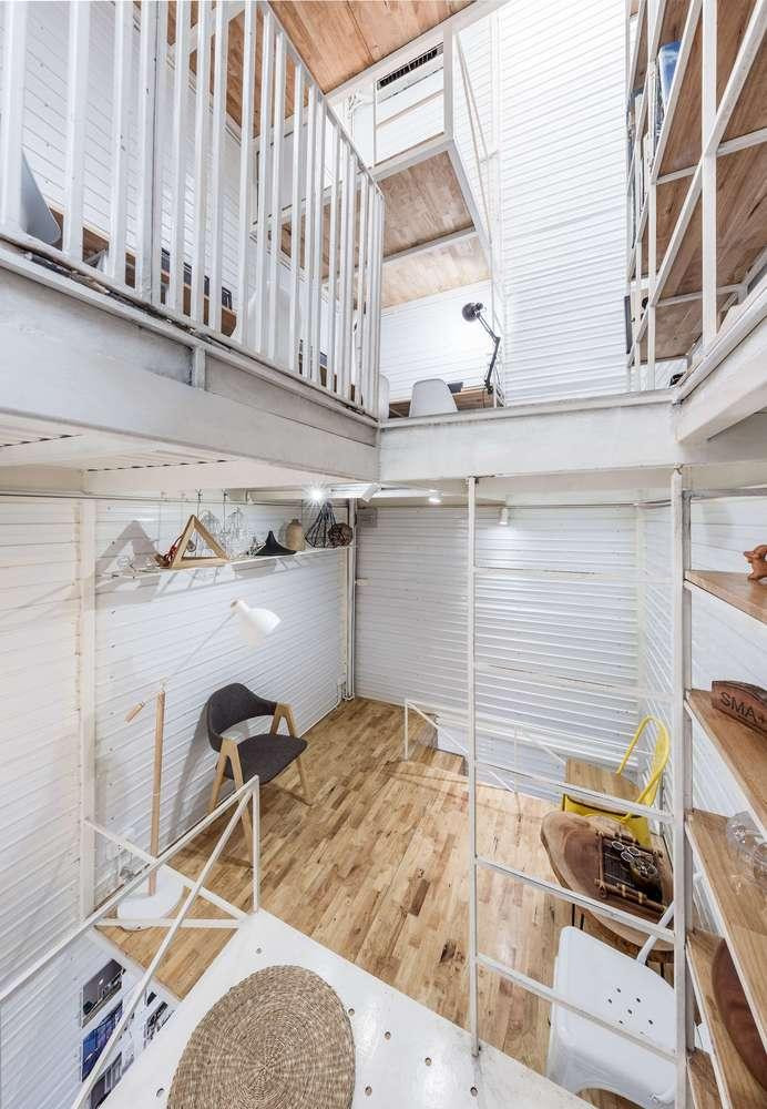 Để làm được những điều này, các kiến trúc sư thiết kế ngôi nhà thành 2 tầng chính, xen giữa là các gác lửng với chiều cao khác nhau để tạo sự thông thoáng và liên kết linh hoạt từ sàn tới mái nhà.