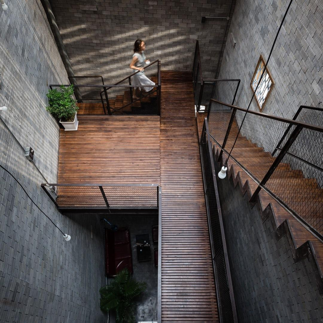 Cầu thang rỗng làm từ gỗ và kim loại giúp ngôi nhà không bị bí bách như cầu thang xi măng. Cầu thang rỗng làm từ gỗ và kim loại giúp ngôi nhà không bị bí bách như cầu thang xi măng.