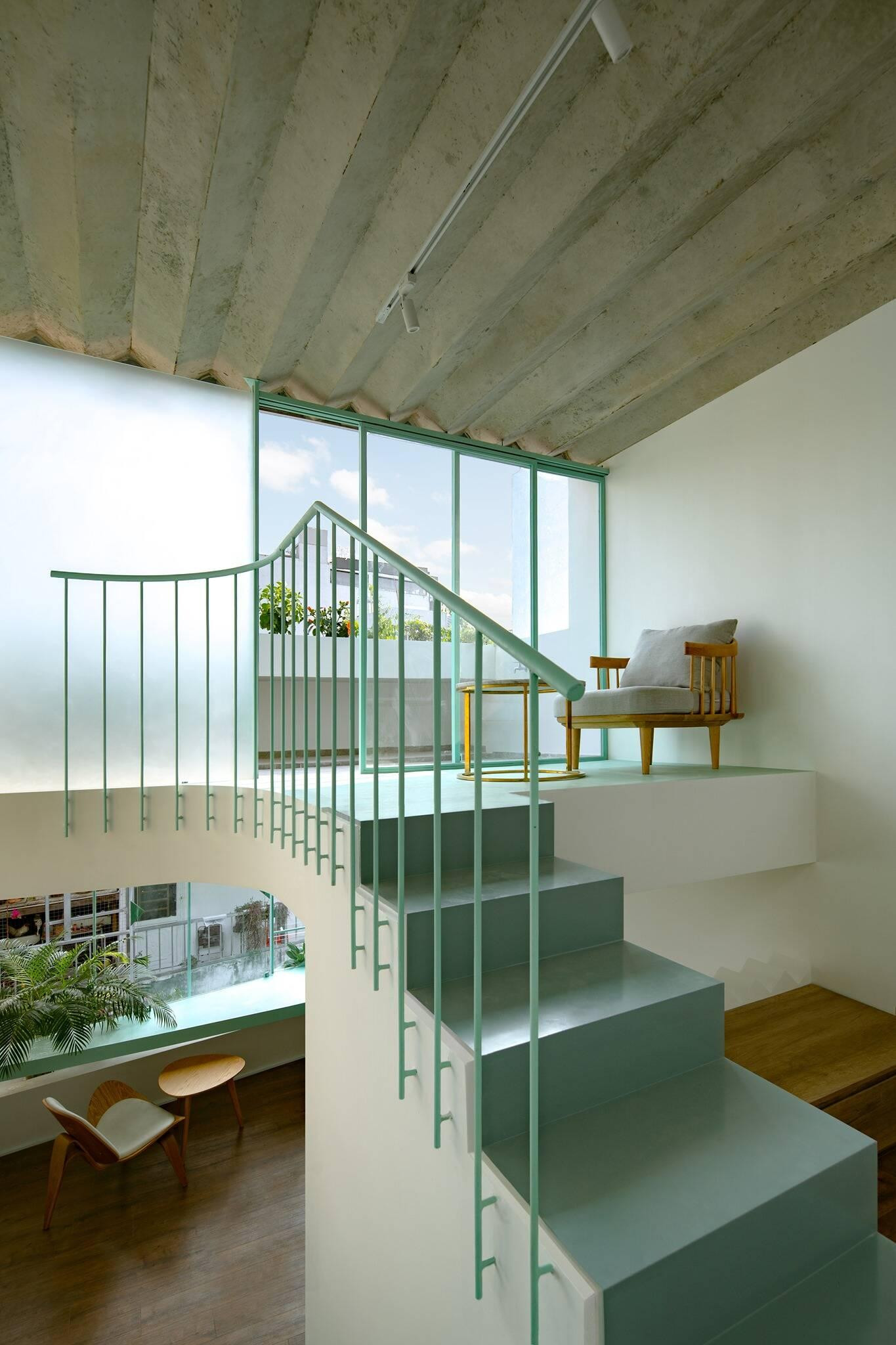 Do nữ gia chủ trẻ thích đọc sách, chơi đàn nên các kiến trúc sư tận dụng sự chênh lệch cao độ giữa khối nhà vệ sinh và phòng ngủ để tạo ra một gác xép nhỏ giống như chiếc lồng chim xinh xắn.