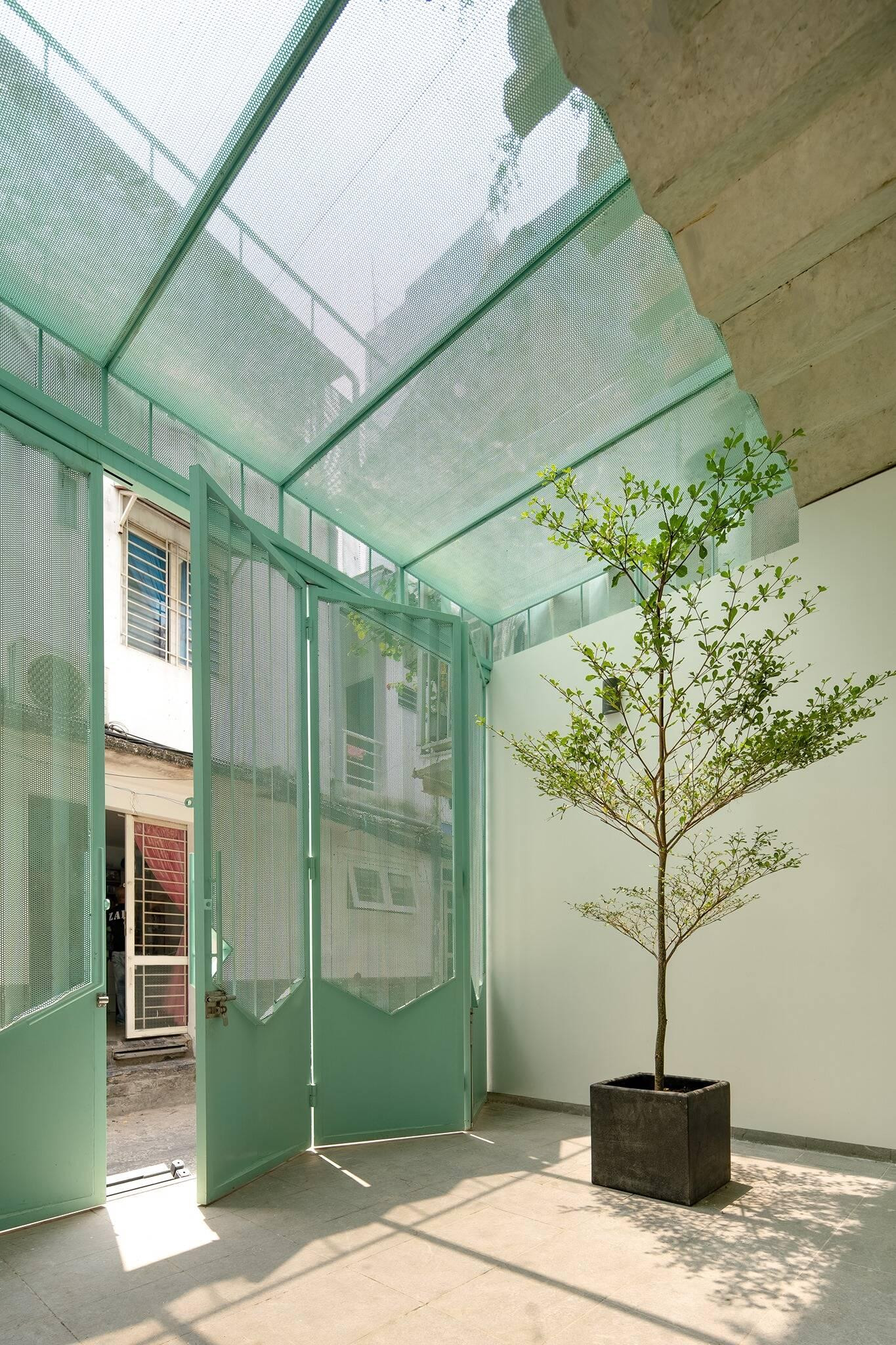 Để giải quyết vấn đề này, tại tầng 1, các không gian chức năng được nhóm kiến trúc sư bố trí tối thiểu, nhường chỗ cho khoảng sân nhỏ phía trước.