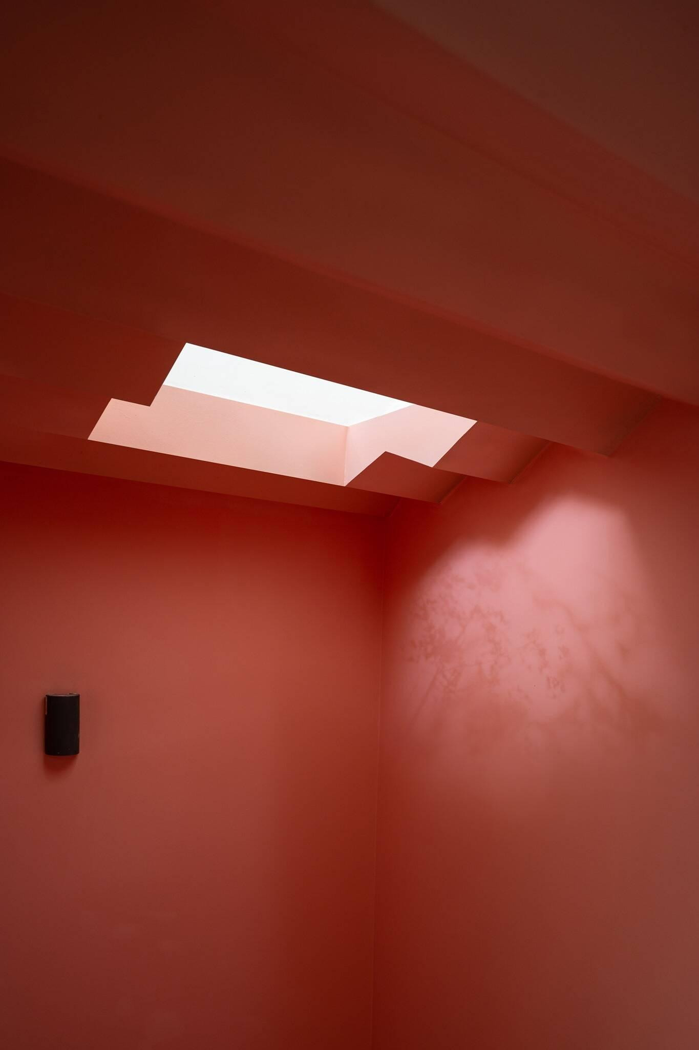 Các tầng liên kết với nhau bằng cầu thang dưới giếng trời giúp lấy sáng tự nhiên và lưu thông không khí cho ngôi nhà.