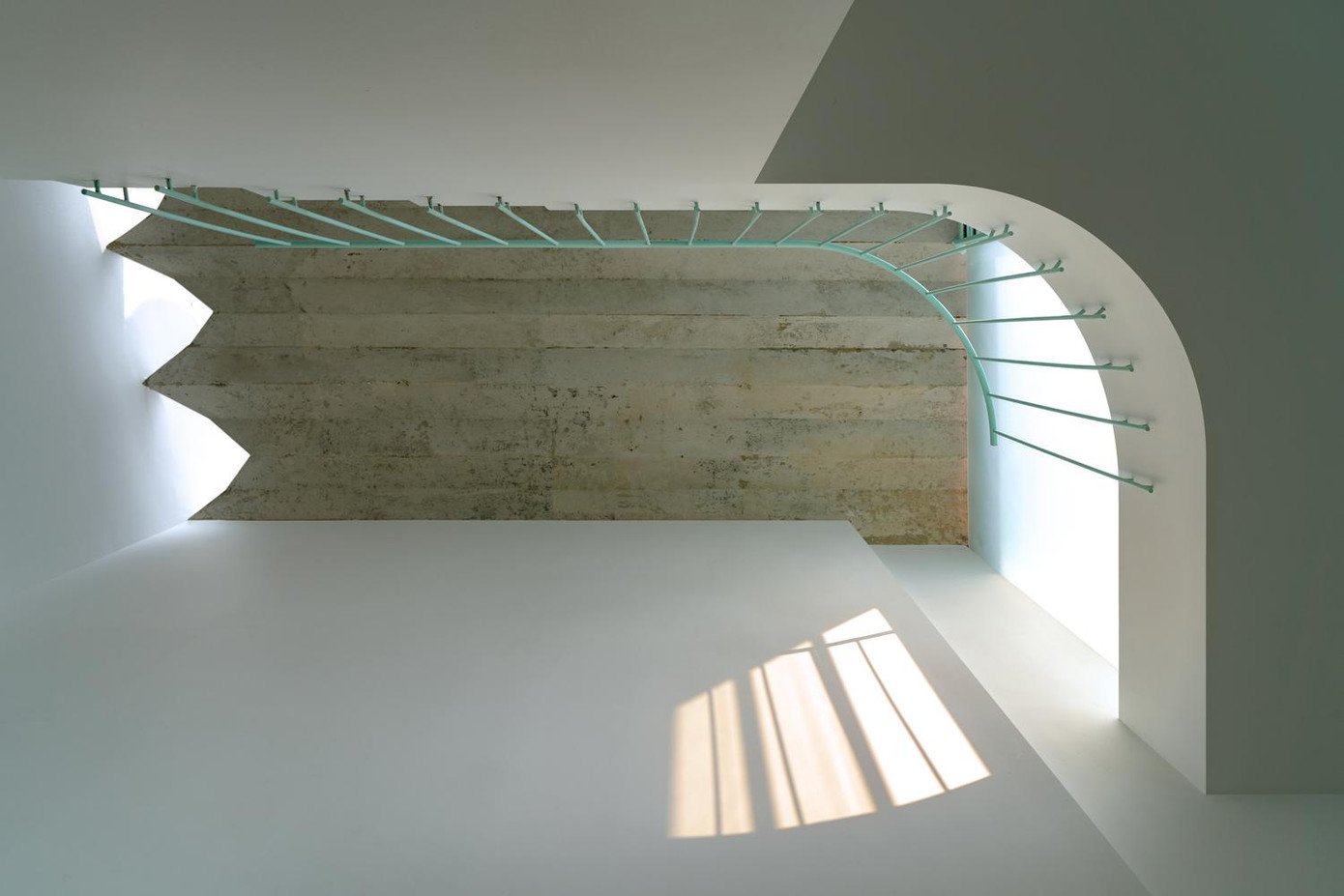 Vì là phòng con gái nên sử dụng màu sơn xanh, trắng xen kẽ tạo cảm giác nhẹ nhàng, thu hút. Trong phòng còn có thêm chậu cây nhỏ để tạo sức sống.