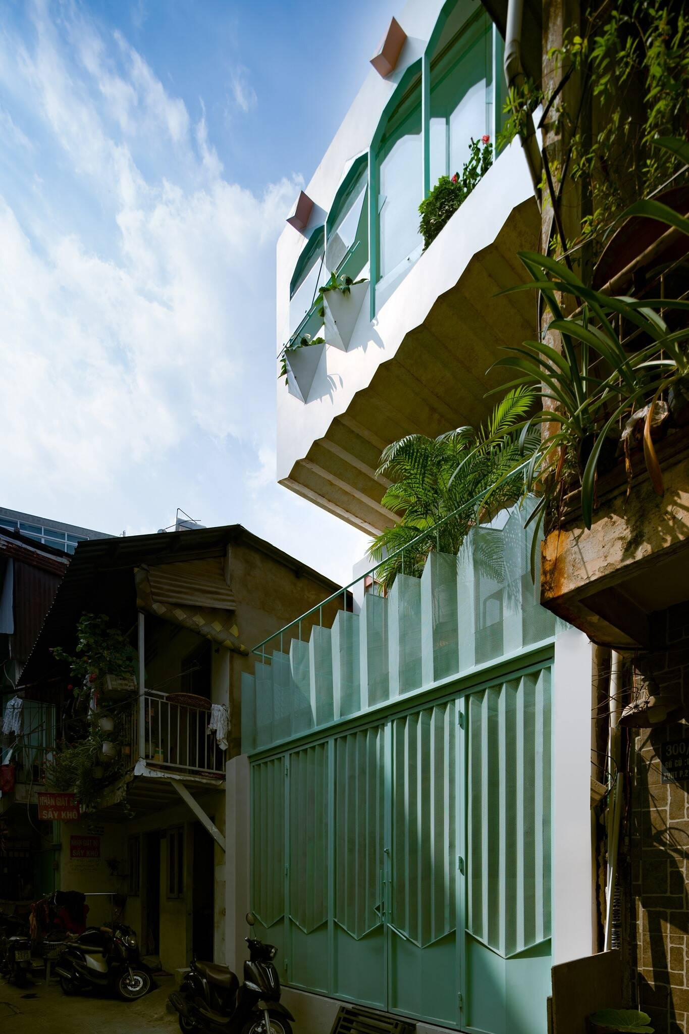 Do ngôi nhà nằm trong hẻm nhỏ có mật độ dân số tương dối dày, bao quanh là các ngôi nhà đều có ban công cơi nới nên gia chủ mong muốn có không gian mở một hàng ăn nhỏ tại nhà trong tương lai gần mà vẫn đảm bảo được sự riêng tư cần thiết.