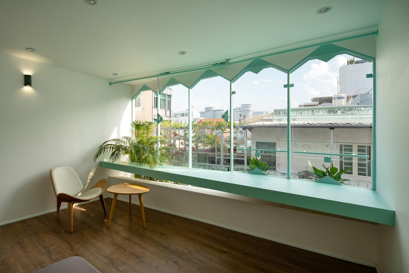 Tầng trên cùng là không gian riêng tư của người con gái. Hệ cửa sổ kính cũng được sử dụng để căn phòng luôn tràn ngập ánh sáng.