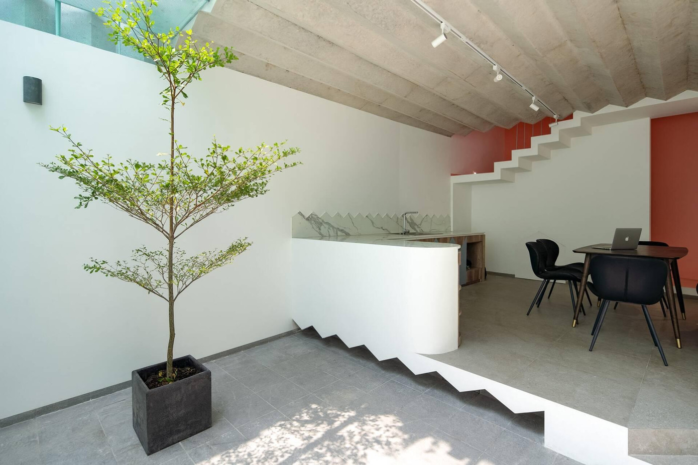 Trong khoảng sân nhỏ bố trí cây xanh tươi mát và được che chắn cẩn thận, đây sẽ là nơi gia đình mở một hàng ăn nhỏ trong tương lai.