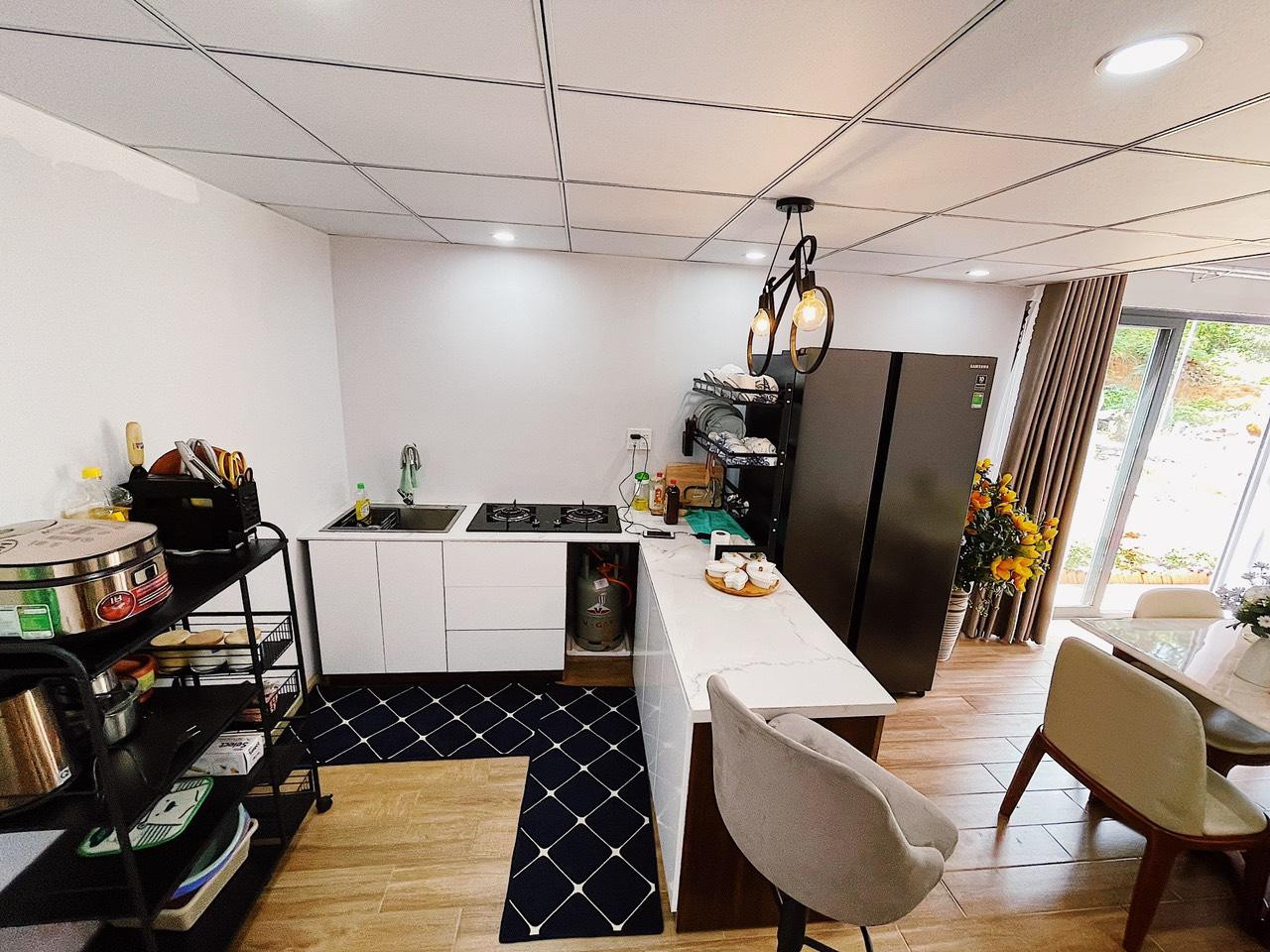 Ngôi nhà có diện tích 30m2 với công năng gồm: 1 phòng ngủ, 1 nhà vệ sinh, phòng khách và bếp. Thiết kế nhà này sẽ phụ hợp cho 2 vợ chồng và 1 con sinh sống. Toàn bộ chi phí khi xây dựng đến khi hoàn thiện của ngôi nhà là khoảng 250 triệu đồng.