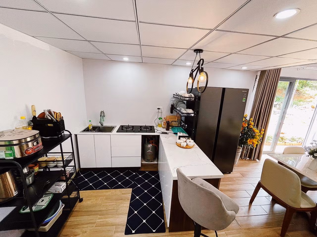 Ngôi nhà có diện tích 30m2 với công năng gồm: 1 phòng ngủ, 1 nhà vệ sinh, phòng khách và bếp. Thiết kế nhà này sẽ phụ hợp cho 2 vợ chồng và 1 con sinh sống. Toàn bộ chi phí khi xây dựng đến khi hoàn thiện của ngôi nhà là khoảng 250 triệu đồng.