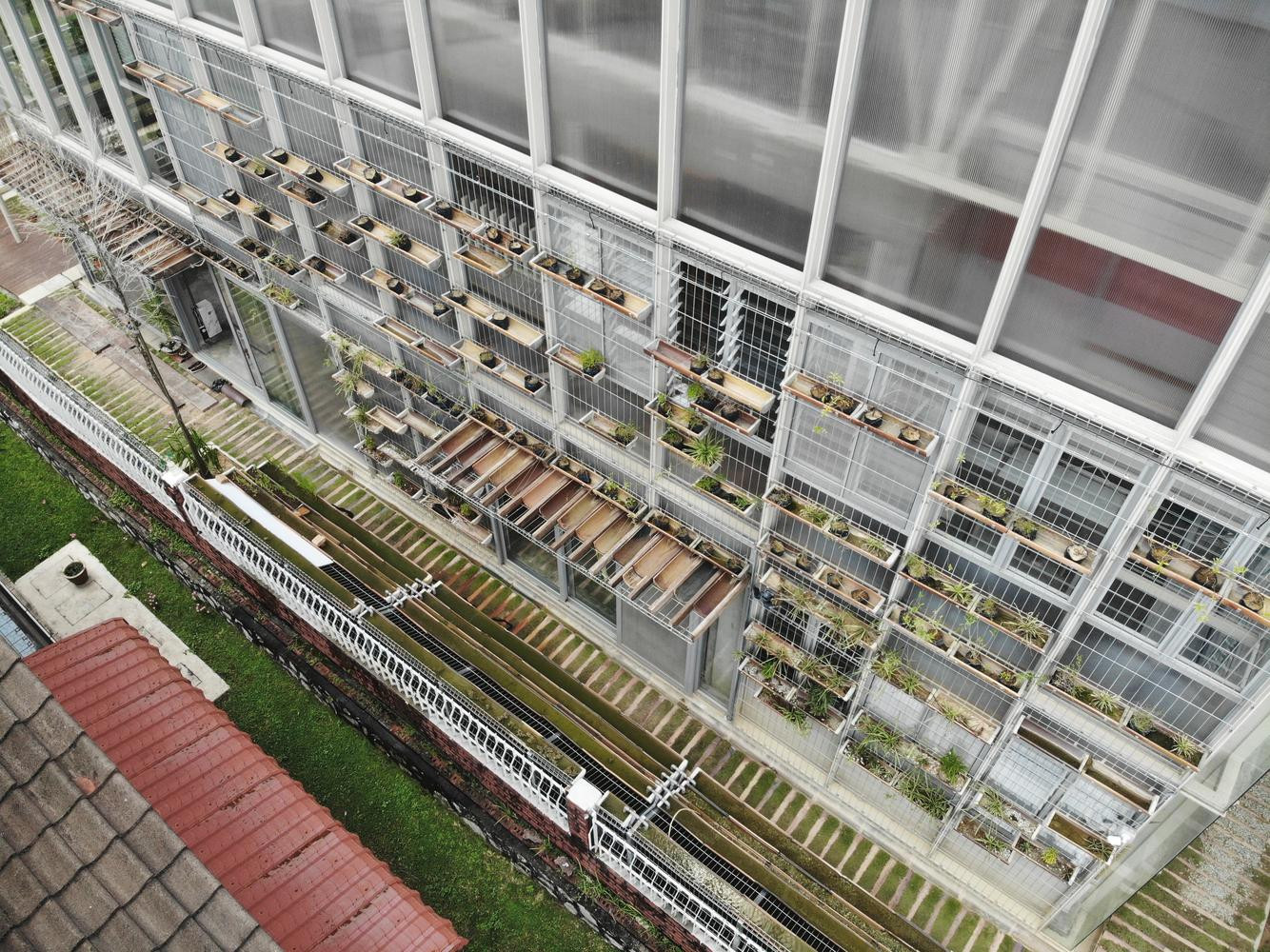 Ở mặt tiền, kiến trúc sư cho lắp các tấm lưới thép trắng để gia chủ có thể treo đủ loại cây trên lưới. Việc này vừa đảm bảo an ninh, vừa tăng mỹ quan cho ngôi nhà.