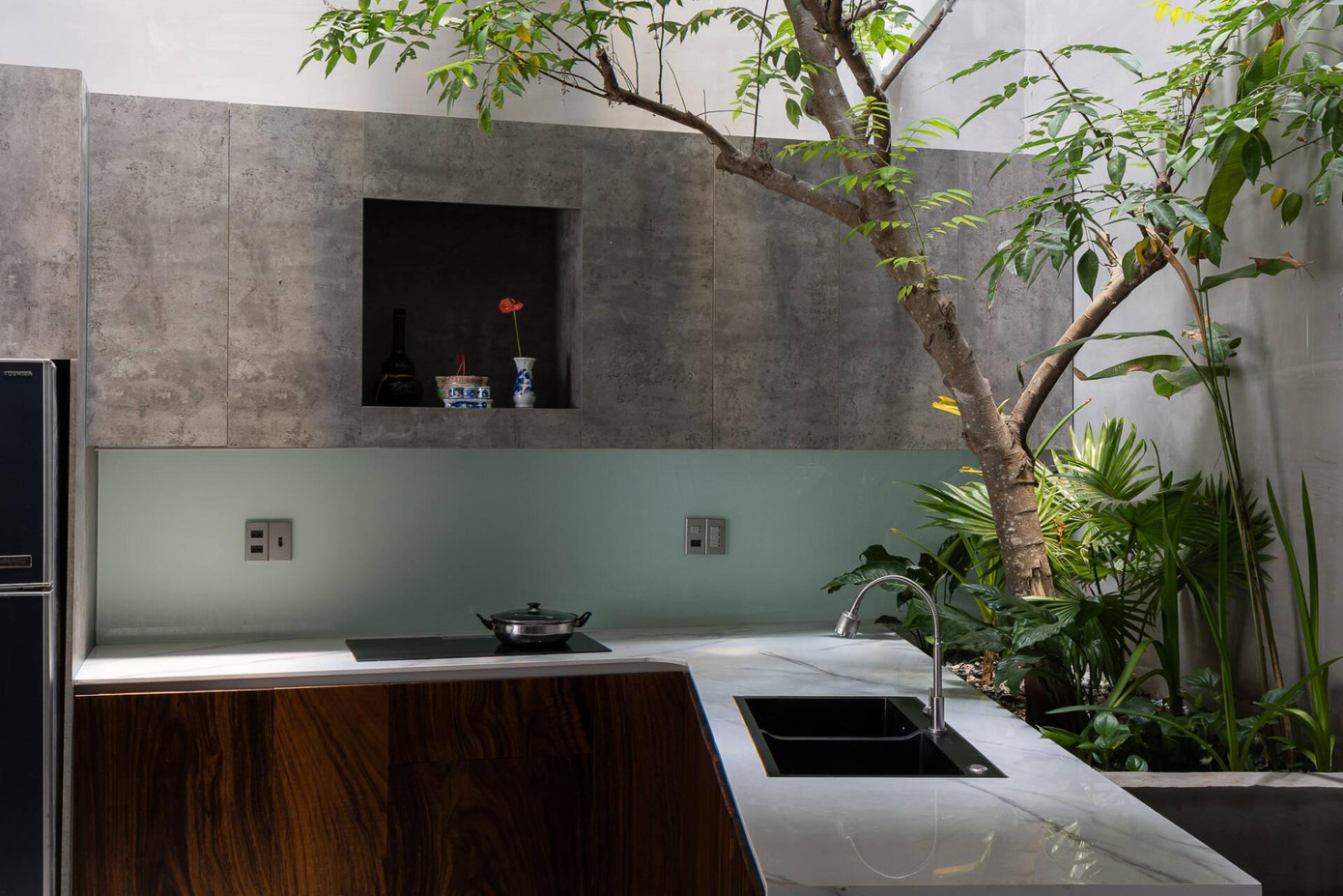 Cây xanh được trồng ở những vị trí thuận tiện cho việc thông gió, đón sáng, đảm bảo sự sinh trưởng như môi trường ngoài trời.