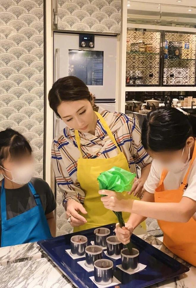 Lê Tư hạnh phúc khi ở bên các con gái. Lê Tư hạnh phúc khi ở bên các con gái.