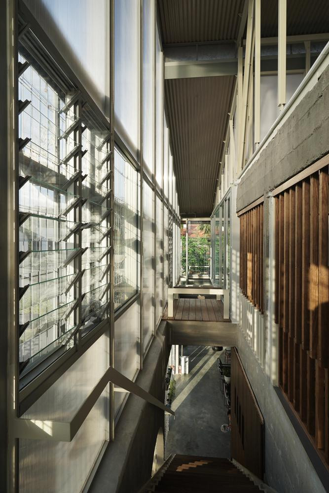 Cầu thang thay vì nằm ở giữa nhà sẽ được di chuyển ra phía sau để hứng sáng được nhiều hơn.