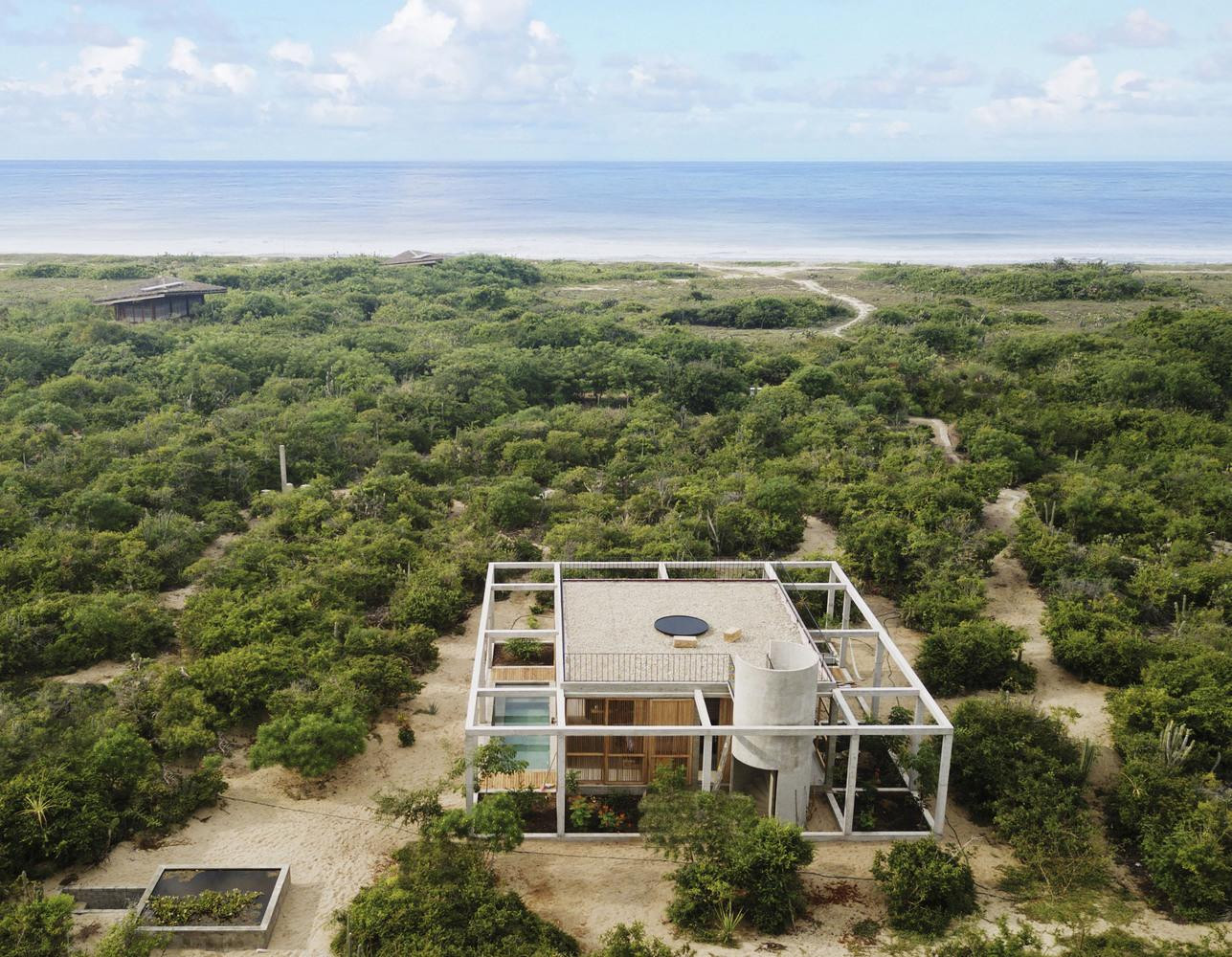 Cosmos House là một ngôi nhà nhỏ nằm gần Puerto Escondido trên bờ biển Thái Bình Dương của bang Oaxaca (Mexico).