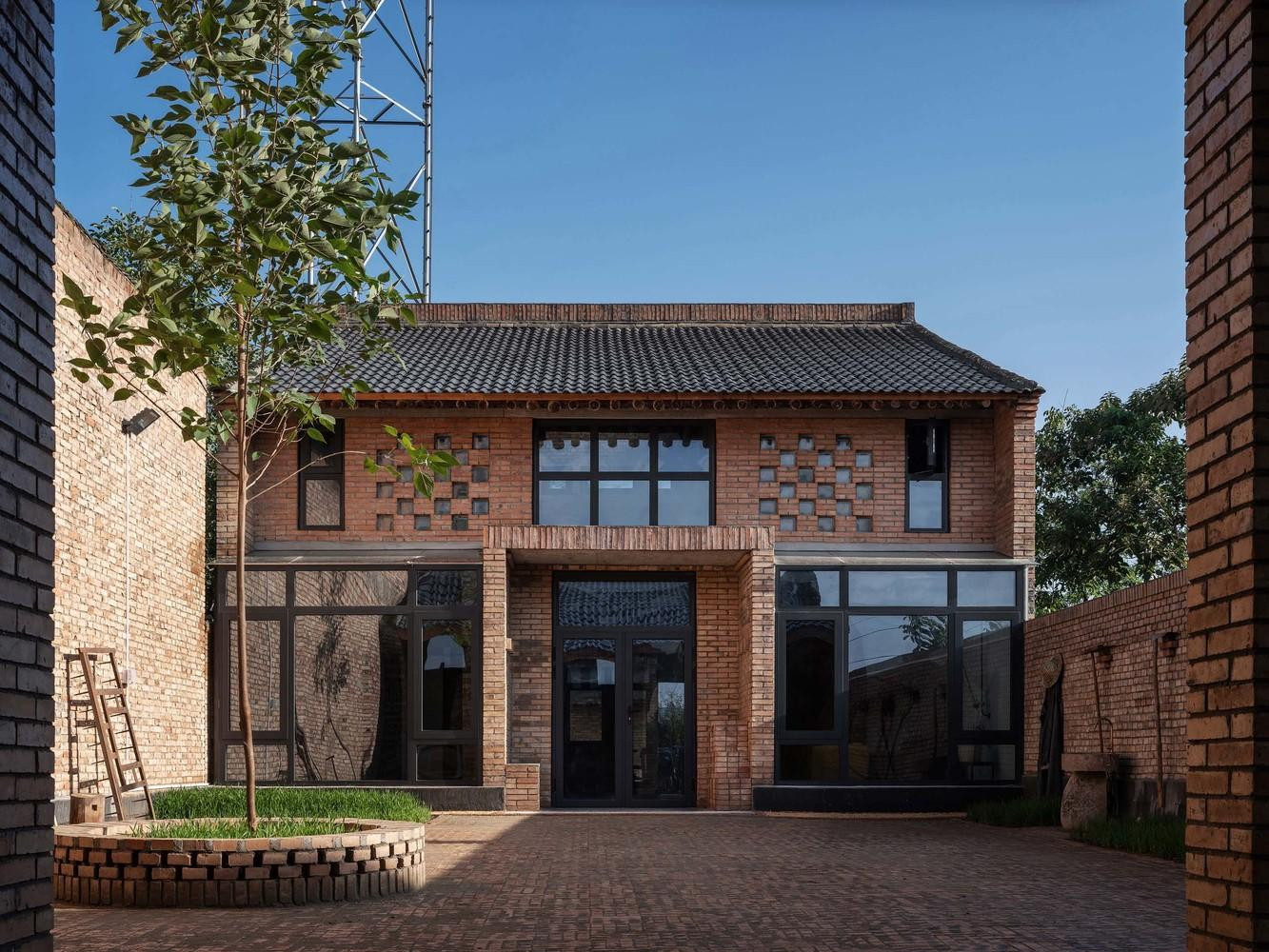 Phần thứ hai là nhà chính có hai tầng, bố cục theo trục dọc của ngôi nhà với ba gian đối xứng, cửa ở giữa.