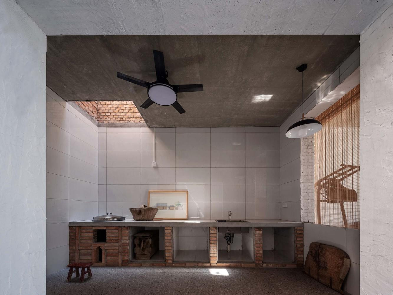 Các không gian của bếp, sảnh và nhà vệ sinh có khoảng thông tầng có chức năng thông gió, tăng cường lưu thông không khí và cải thiện chất lượng ánh sáng cho các căn nhà truyền thống có chiều sâu.