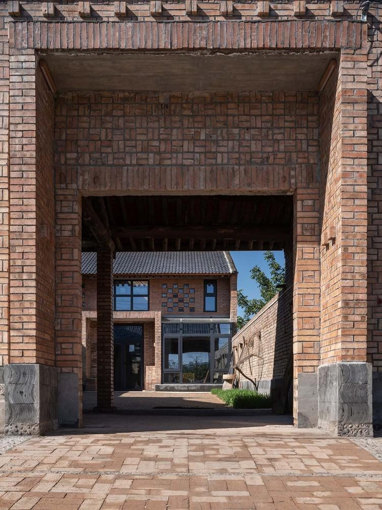 Khu nhà được chia thành 2 phần. Phần đầu tiên có nhà vệ sinh, kho và các chức năng phụ trợ khác.