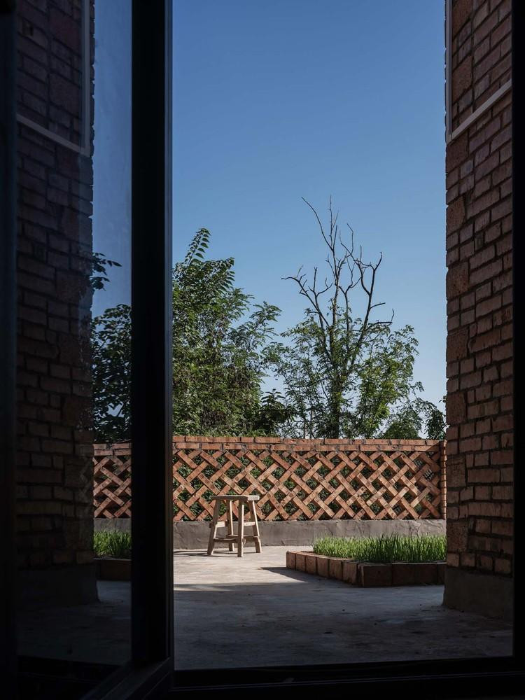 Sân giữa kết nối phần đầu tiên và phần thứ hai của nhà dùng để phơi lúa mì, ngô và tập thể dục.