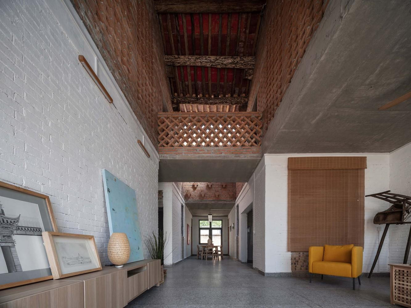 Trong nhà, các bức tường được dán giấy xốp giả gạch 3D màu trắng để tạo cảm giác hiện đại và giúp không gian nhà sáng hơn. Nội thất chủ yếu sử dụng đồ gỗ để không phá vỡ nét truyền thống của ngôi nhà.