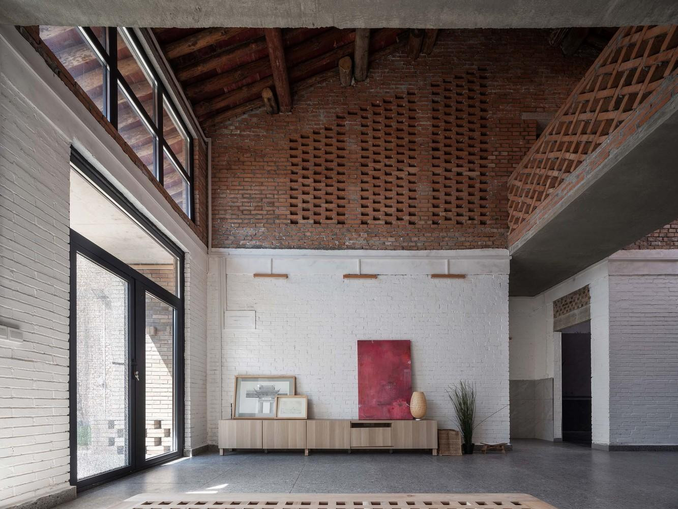 Với cách bố trí và thiết kế như thế này, ngôi nhà vừa mang dáng vẻ của kiến trúc truyền thống vừa có sự mới mẻ và tiện nghi của thời hiện đại.