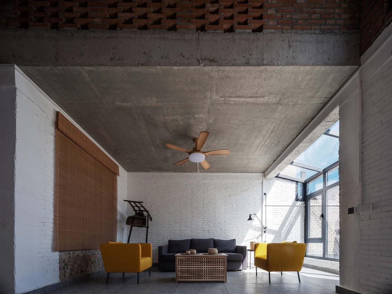 Ở phần nhà chính, các cửa đều được lắp kính, cửa sổ cao kết hợp với mái nhô ra giúp tăng diện tích chiếu sáng và tránh bức xạ mặt trời vào mùa hè.