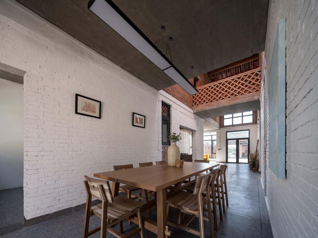 Bàn ăn nằm ở gian chính.