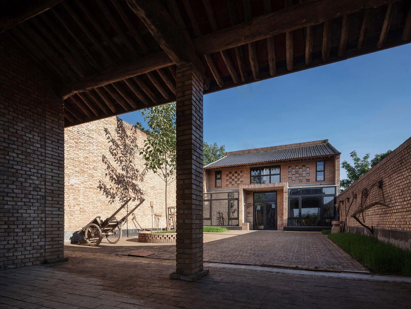 Đây là dạng nhà gạch đỏ, mái dốc, sảnh hẹp mang phong cách của những ngôi nhà truyền thống.