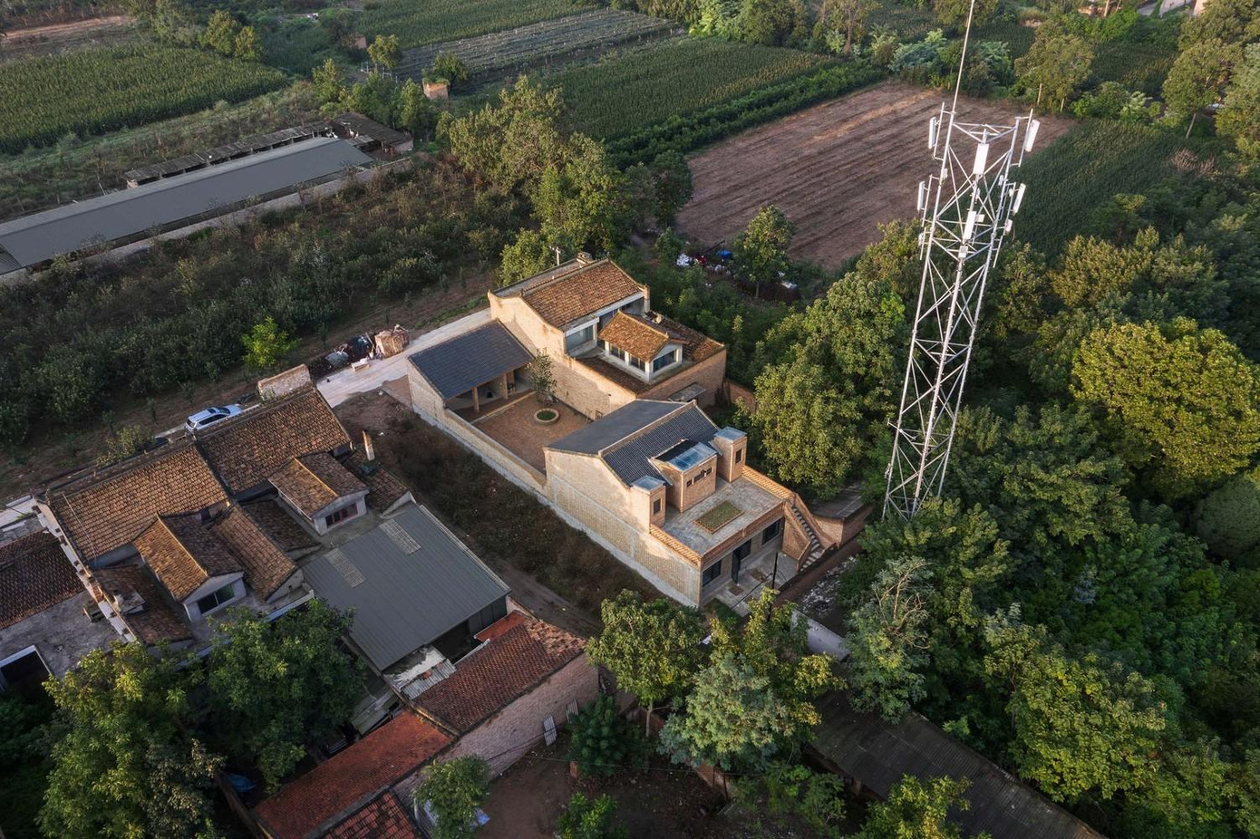 Đây là ngôi nhà thôn quê tại Hàm Dương, tỉnh Thiểm Tây (Trung Quốc), dài 35,1 mét từ bắc xuống nam, rộng 9 mét từ đông sang tây, giáp với đường làng và nhiều diện tích đất nông nghiệp.