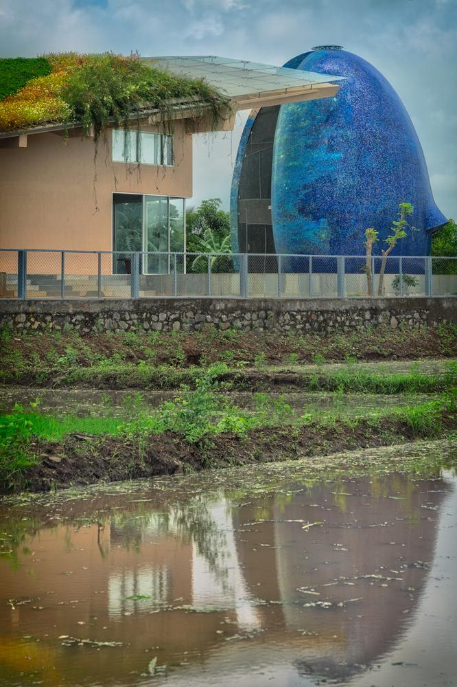 Đây là một ngôi nhà theo dạng cấp 4 nằm ở vị trí khá đặc biệt vì cạnh một ngôi đền (theo hướng Đông Bắc). Do đó các kiến trúc sư vừa phải đảm yếu tố tâm linh, phong thủy cho ngôi nhà, vừa phải thể hiện được sự độc đáo, hiện đại trong lối kiến trúc.