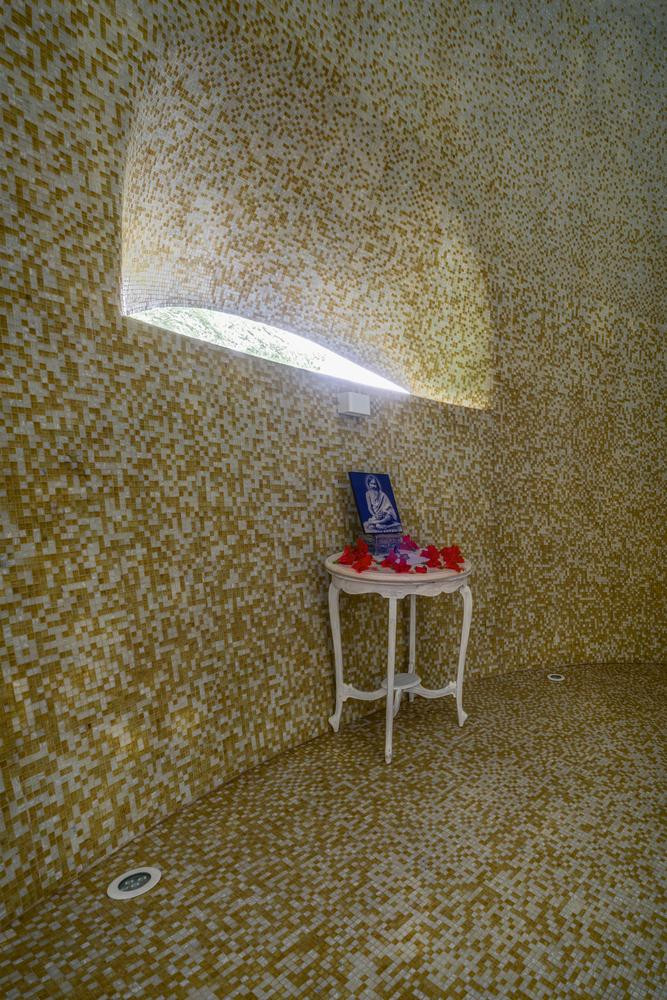 “Khi chúng tôi thiết kế không gian cho người ở, điều cần thiết là phải suy ngẫm về vị trí của nó đối với ngôi đền. Nhà phải lạy đền, khao khát nhưng không sao chạm tới được”, đại diện kiến trúc sư nói.