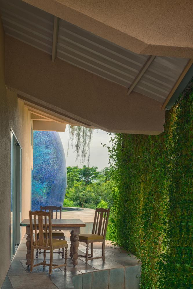 Cạnh cầu thang lên mái người ta đặt một bộ bàn ghế để thưởng trà.