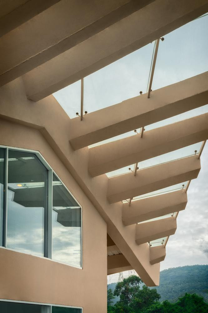 Phần góc mái ở phía quay về hướng ngôi đền, các kiến trúc sư thay thế bằng kính đúc hẫng mở rộng hình học.