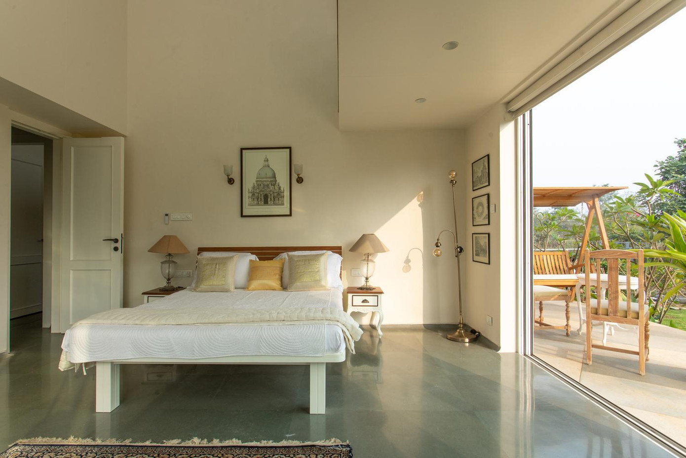 Đối diện với phòng bếp là phòng ngủ lớn.