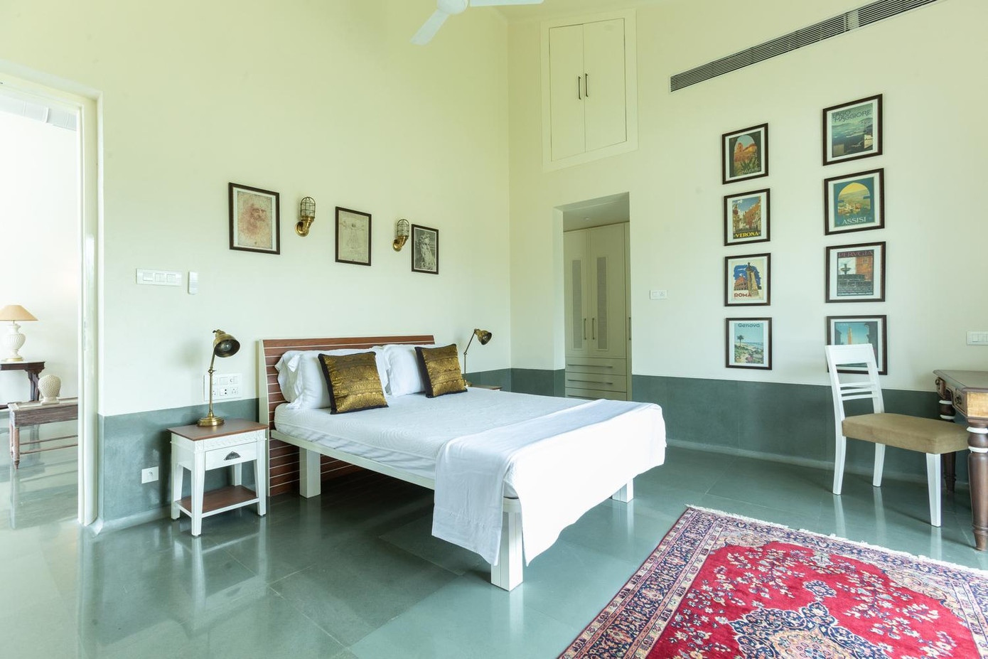 Không gian nhà được chia thành 2 nửa rõ ràng, trong đó phòng khách kiêm phòng ăn đối diện với 2 phòng ngủ (mỗi phòng ngủ có nhà vệ sinh riêng). Các phòng ngăn cách nhau bằng một bức tường. Cạnh phòng khách là phòng đa năng, cạnh phòng đa năng là phòng bếp.