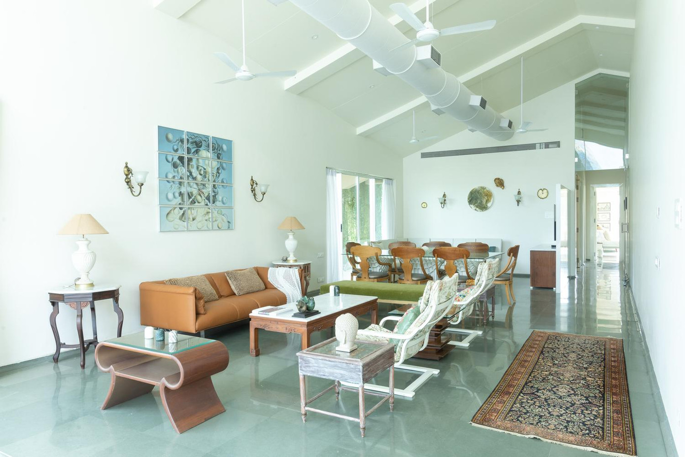 Nội thất trong nhà ưu tiên sử dụng màu trắng để tạo cảm giác sạch sẽ và trang nhã khi ở gần một ngôi đền.