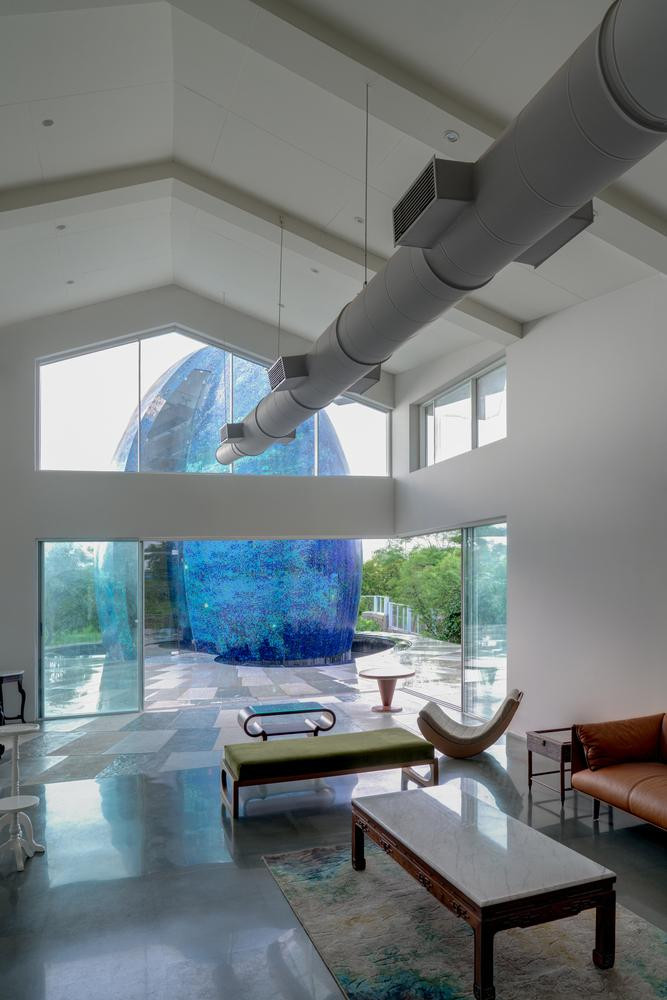 Theo đó, ngôi nhà được thiết kế theo kiểu nhà cấp 4 mái cánh bướm nhưng mặt tiền thay vì nằm ở mặt trước thì được thiết kế quay về phía ngôi đền.