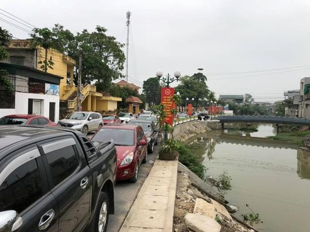 Hình ảnh xe ô tô nối đuôi gây tắc đường mỗi khi có phiên đấu giá đất ở Thanh Hóa. (Ảnh: VT) Hình ảnh xe ô tô nối đuôi gây tắc đường mỗi khi có phiên đấu giá đất ở Thanh Hóa. (Ảnh: VT)