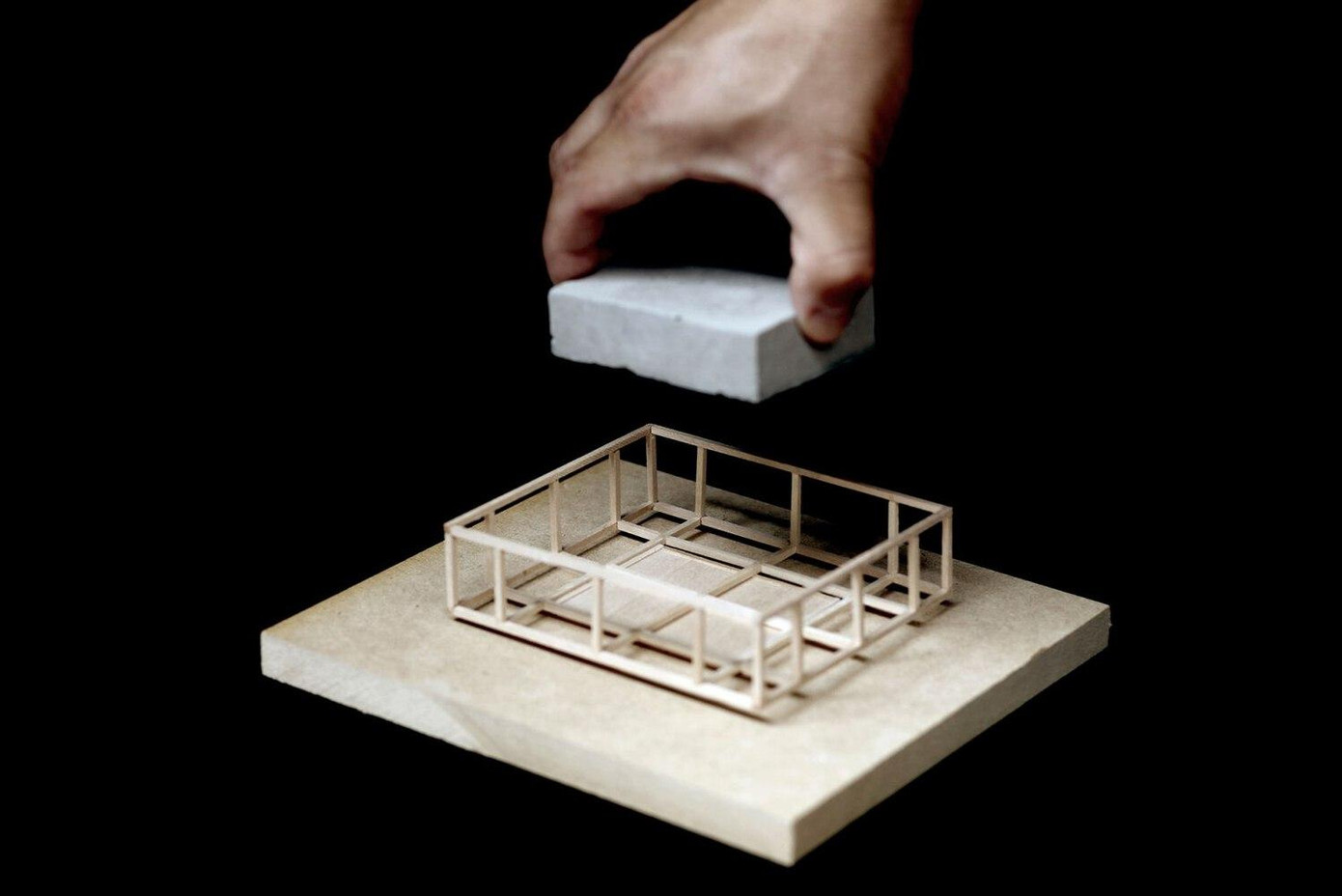 Một trong những ý tưởng thiết kế chính của ngôi nhà là sử dụng cấu trúc dạng lưới có thể ứng phó với những khu vực thường xuyên có địa chấn, gió bão.