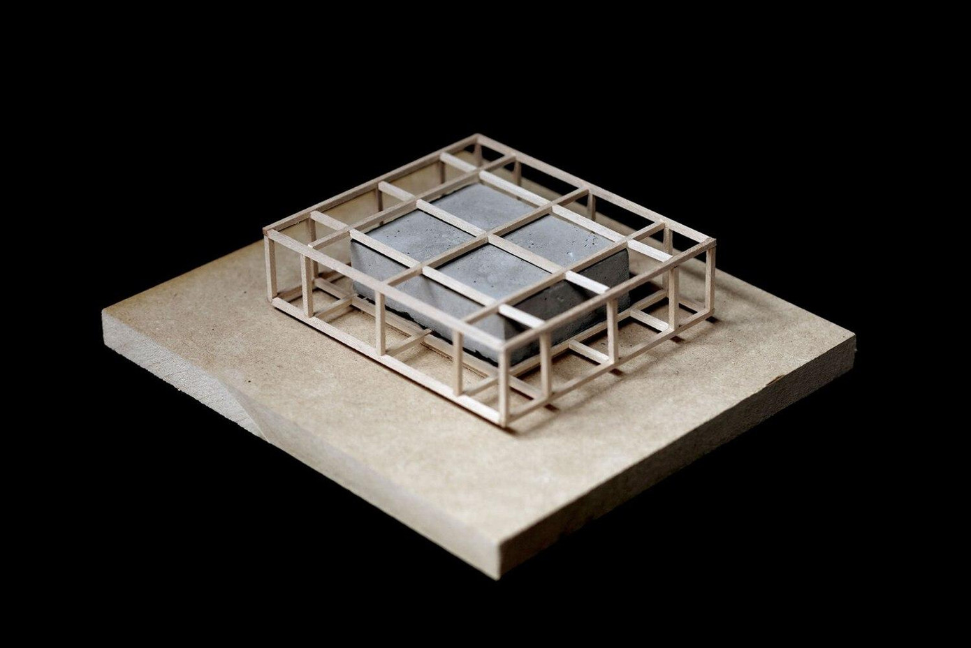 Ngôi nhà xây dựng dựa trên hệ thống cột và dầm có kích thước 20cm x 20cm được đặt để tạo thành các không gian bên trong có kích thước 4,10mx 4,80m và các không gian bên ngoài có kích thước 2,60mx 2,60m, 2,60mx 4,10m và 2,60mx 4,80m. Kết quả là một ngôi nhà có diện tích nội thất là 78,7m2 và tổng diện tích là 100 m2 tính cả diện tích được bao phủ bởi cấu trúc bên ngoài của ngôi nhà.