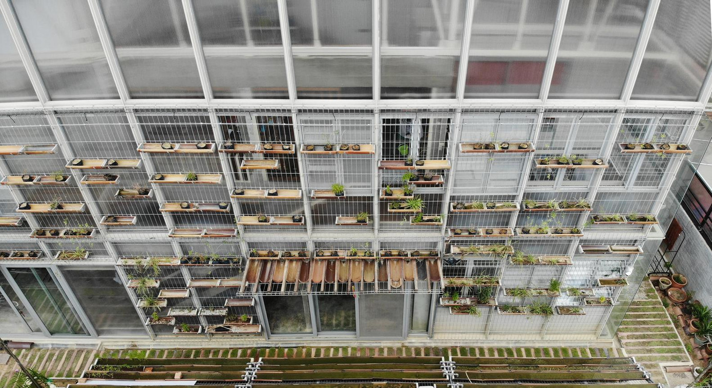 Gần đây chủ nhà đã quyết định cải tạo ngôi nhà bằng cách lắp thêm một hệ thống khung thép màu trắng bao quanh nhà.