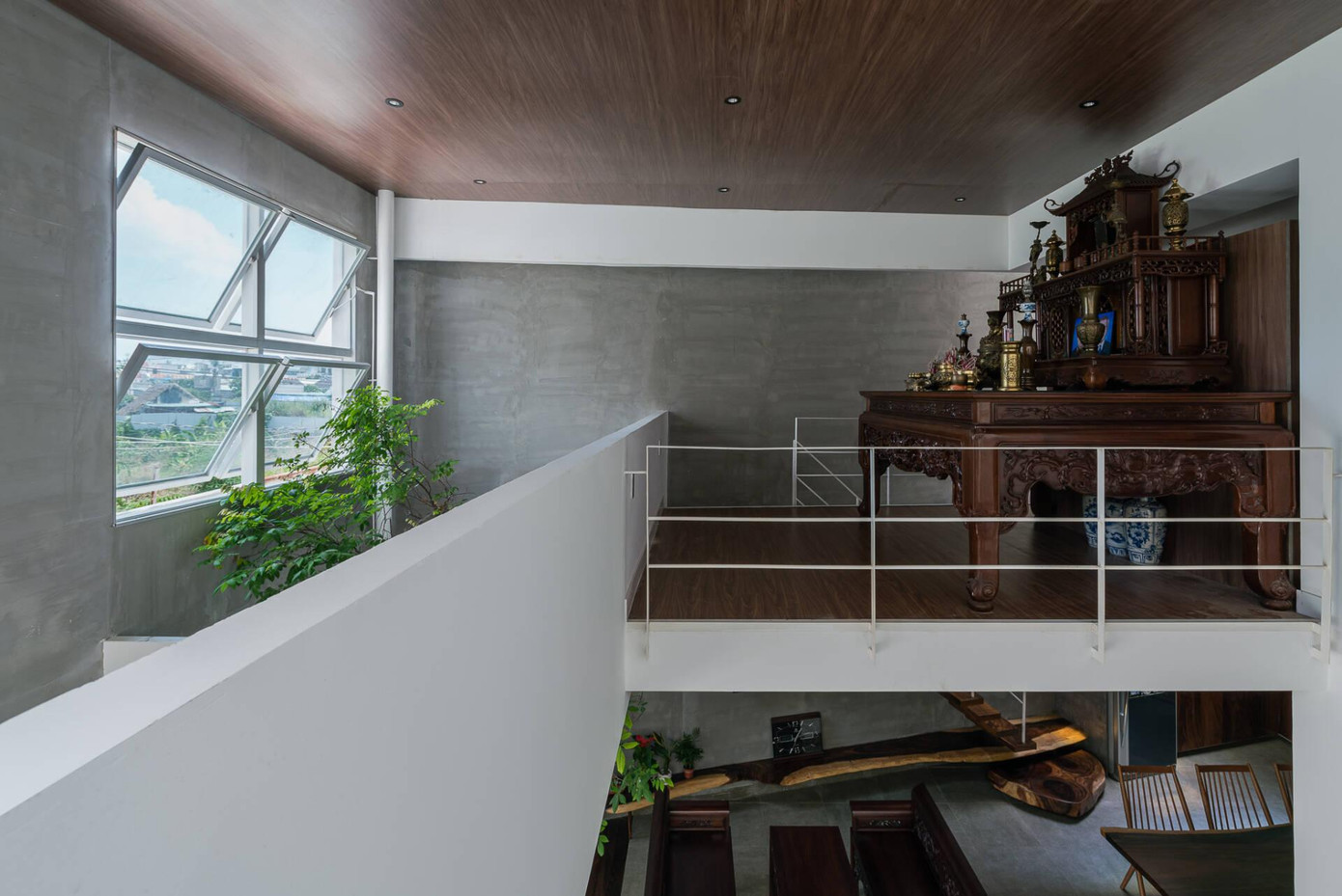 Hệ cửa sổ lật - mở cùng hệ cửa ra vào bằng song sắt giúp không gian sống luôn được thông gió.