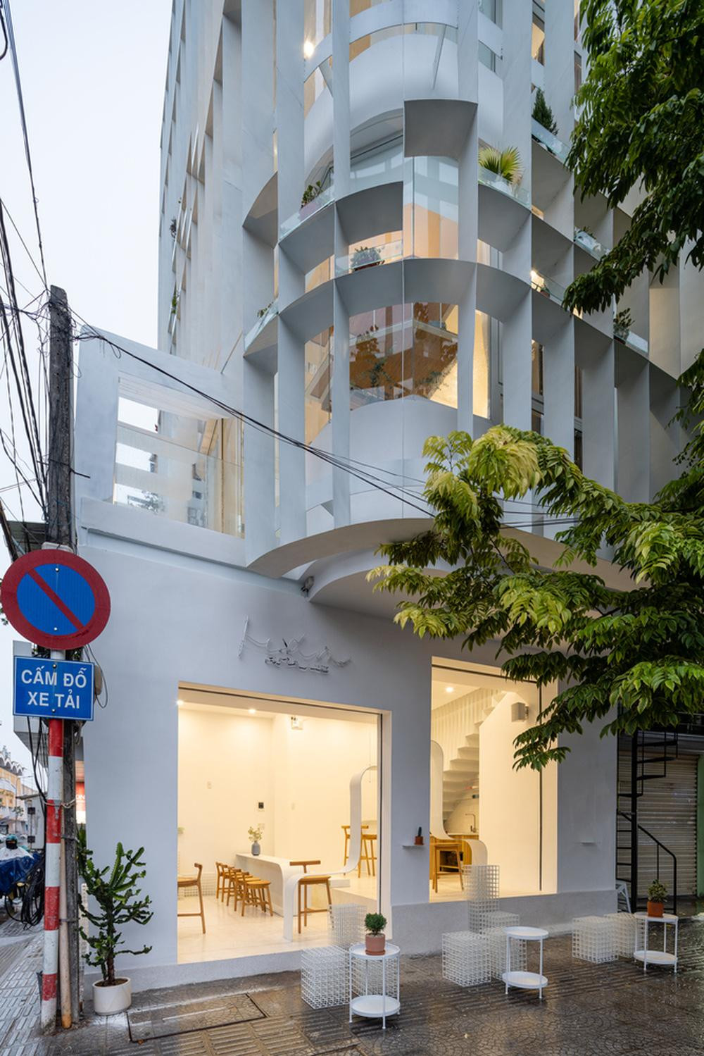 Sau khi trao đổi và thấu hiểu mong muốn cải tạo của gia chủ, các KTS thiết kế ngôi nhà dựa trên các tiêu chí: Tiện nghi và đa dạng về không gian (kinh doanh, sinh hoạt); thẩm mỹ (mặt tiền, ánh sáng, view, nội thất). Sau khi trao đổi và thấu hiểu mong muốn cải tạo của gia chủ, các KTS thiết kế ngôi nhà dựa trên các tiêu chí: Tiện nghi và đa dạng về không gian (kinh doanh, sinh hoạt); thẩm mỹ (mặt tiền, ánh sáng, view, nội thất).