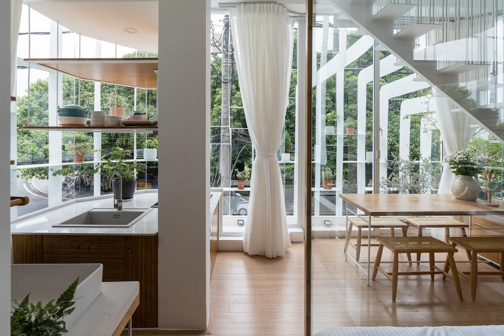 Hầu hết đồ dùng nội thất trong nhà được làm từ tre và gỗ, tạo ra gam màu nâu thống nhất nhằm tăng độ tối giản cho ngôi nhà. Hầu hết đồ dùng nội thất trong nhà được làm từ tre và gỗ, tạo ra gam màu nâu thống nhất nhằm tăng độ tối giản cho ngôi nhà.