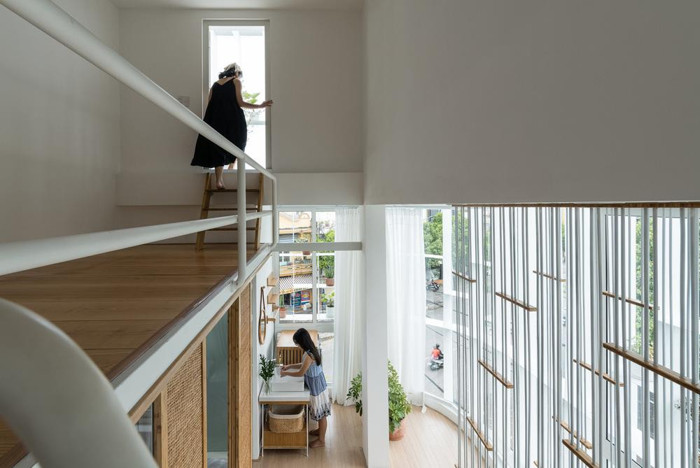 Bên cạnh thiết kế khung nhà thông minh kể trên, một yếu tố khác giúp Tiam trở nên “sang và sáng” chính là thiết kế nội thất tối giản. Trong nhà có rất ít tường gạch phân chia các phòng. Thay vào đó là các khung thép và cầu thang rỗng. Bên cạnh thiết kế khung nhà thông minh kể trên, một yếu tố khác giúp Tiam trở nên “sang và sáng” chính là thiết kế nội thất tối giản. Trong nhà có rất ít tường gạch phân chia các phòng. Thay vào đó là các khung thép và cầu thang rỗng.