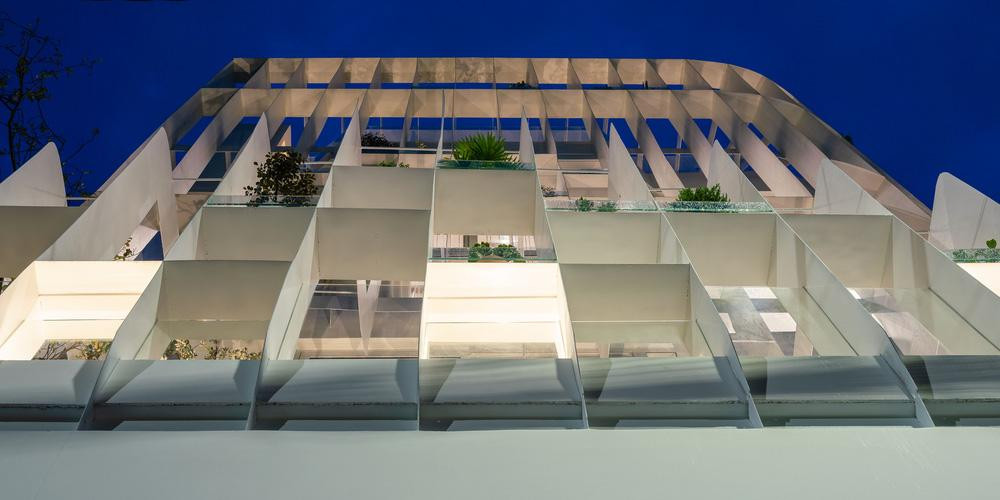 Căn nhà có tổng cộng ba tầng, một ban công, một gác lửng và sân thượng. Tầng 1 được sử dụng để kinh doanh quán cà phê, còn lại thuộc về không gian nhà ở. Căn nhà có tổng cộng ba tầng, một ban công, một gác lửng và sân thượng. Tầng 1 được sử dụng để kinh doanh quán cà phê, còn lại thuộc về không gian nhà ở.