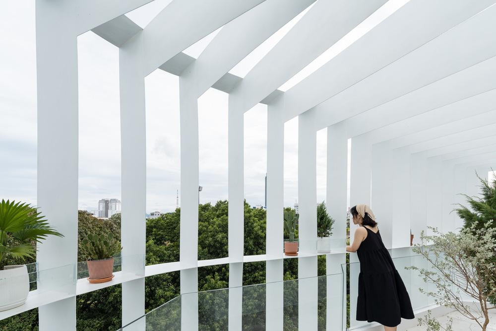 Khung nhà của Tiam là hệ thống lam thép và kính, mặc dù có vai trò bảo vệ ngôi nhà nhưng không hề khép kín như tường gạch bê tông. Khung nhà của Tiam là hệ thống lam thép và kính, mặc dù có vai trò bảo vệ ngôi nhà nhưng không hề khép kín như tường gạch bê tông.