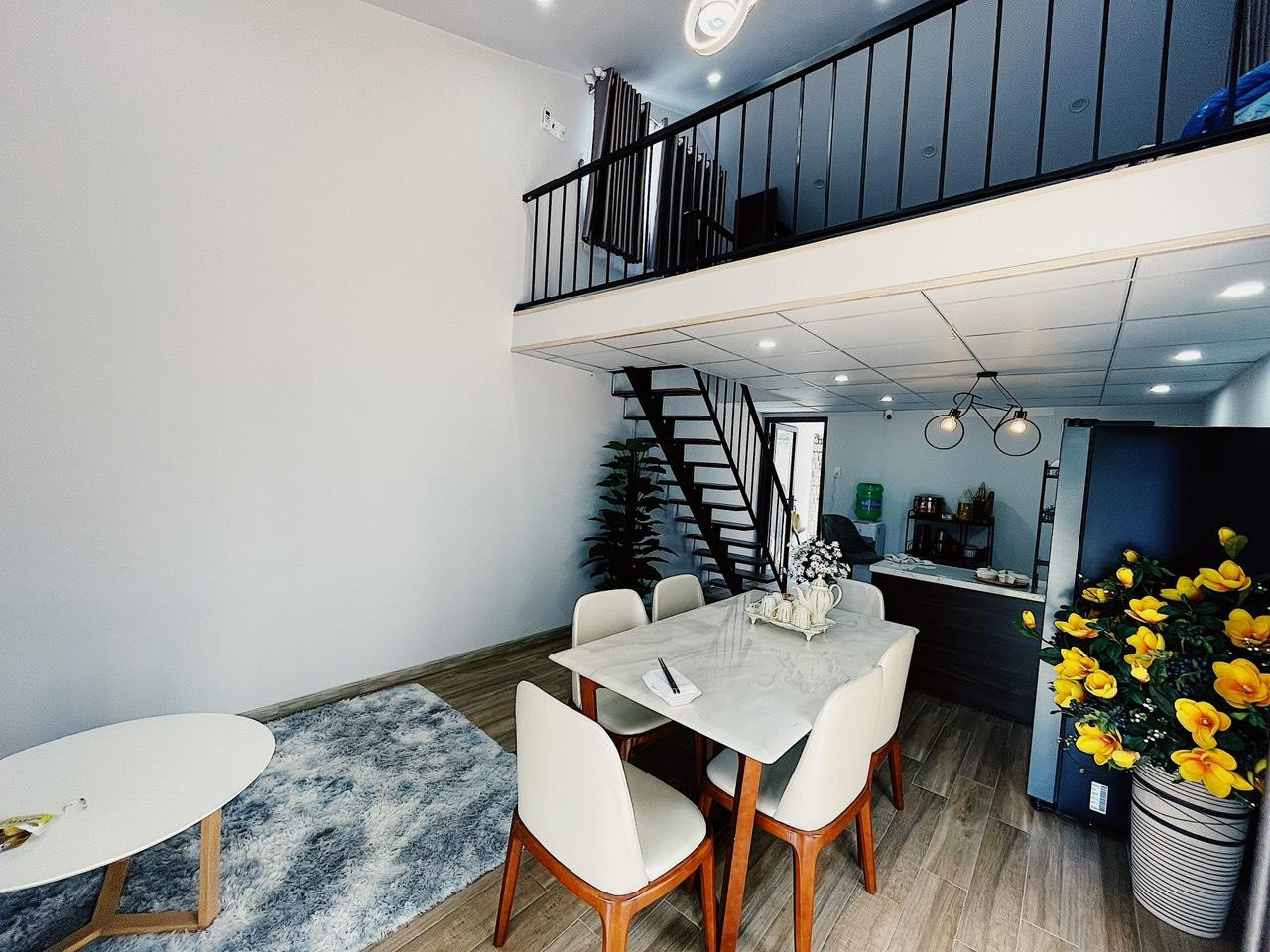 “Với nhà lắp ghép, bạn không cần lo lắng điều gì khi sử dụng vì nó hoàn toàn chịu được các tác động của điều kiện thời tiết, kể cả những nơi mưa nhiều”, anh Kha cho biết.