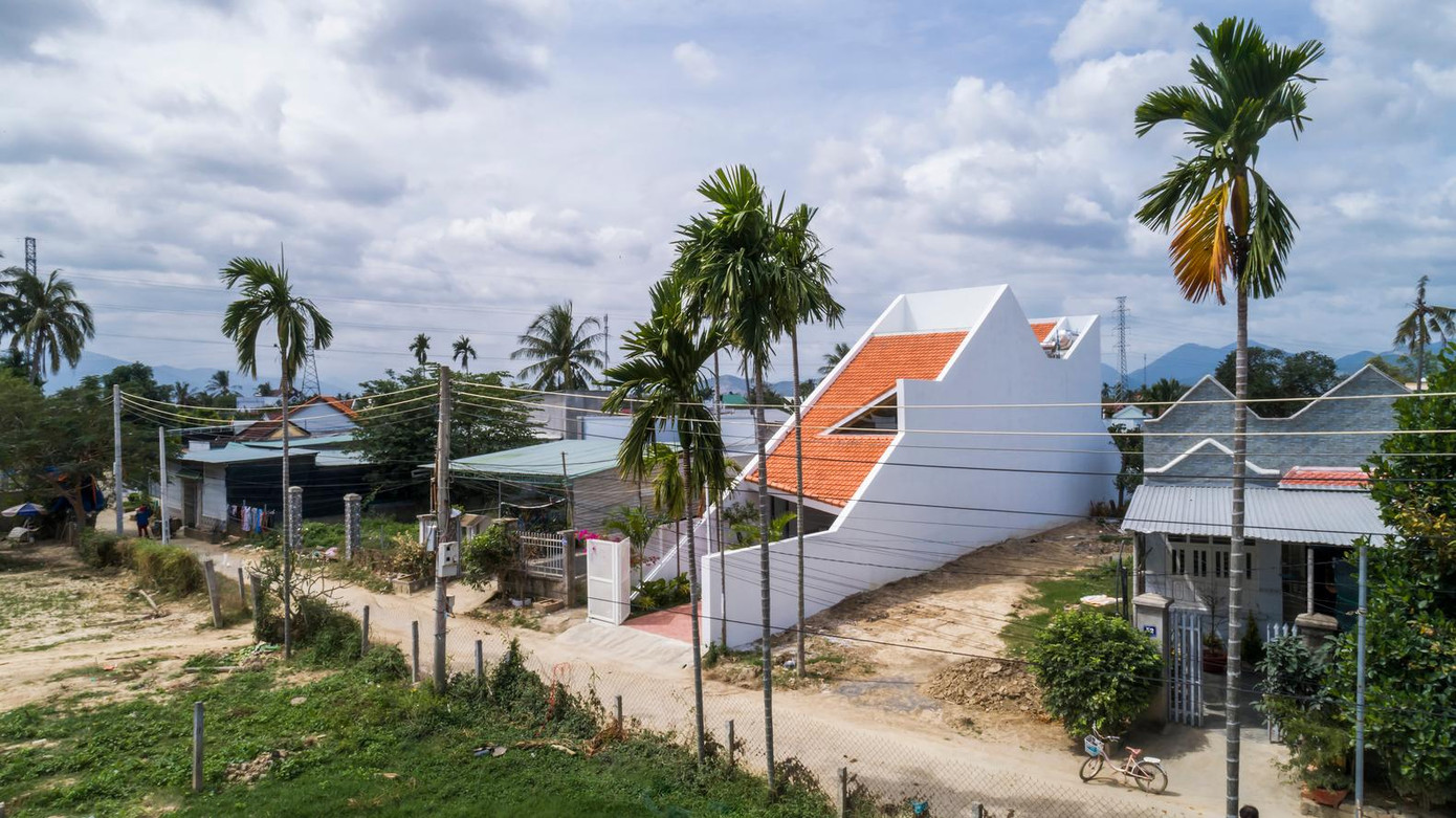 Nhà ống vốn được coi là đặc trưng của kiến trúc đô thị nhưng loại hình này đang xuất hiện ngày càng dày đặc ở các vùng nông thôn Việt Nam do tốc độ đô thị hóa quá nhanh, phá vỡ hình ảnh yên bình, thơ mộng của làng quê xưa. Do đó, một gia chủ ở Khánh Hòa đã đề xuất kiến trúc sư thiết kế ngôi nhà có thể giữ lại những nét truyền thống đang dần bị mai một ở nông thôn. Từ đó tạo ra một môi trường sống trong lành, gần gũi với thiên nhiên nhưng cũng đáp ứng được những tiện nghi của cuộc sống hiện đại và sự phát triển của xã hội đương thời.