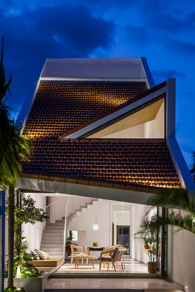 Nối tiếp sân với nhà là bậc tam cấp dẫn lên khoảng hiên, nơi các thành viên trong gia đình có thể ngồi tắm nắng vào buổi sáng hay thưởng trà, ngắm sao vào chiều và tối.