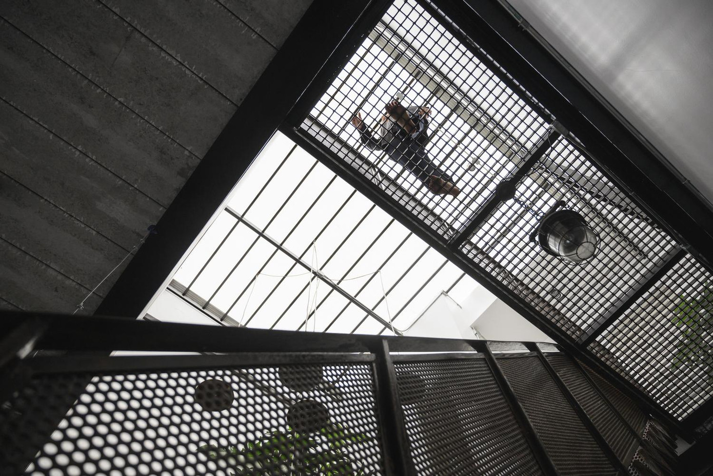 Cả công trình được nâng đỡ bằng hệ khung thép vững chắc, các bức tường đều được sơn màu trắng trang nhã. Cả công trình được nâng đỡ bằng hệ khung thép vững chắc, các bức tường đều được sơn màu trắng trang nhã.