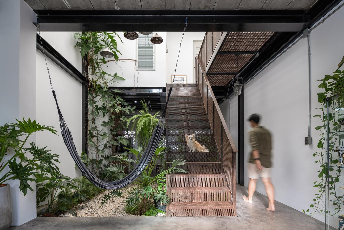 Khu vườn rải sỏi trắng, trồng và treo nhiều loại cây xanh giúp cho ngôi nhà luôn thoáng mát và gần gũi với thiên nhiên. Khu vườn rải sỏi trắng, trồng và treo nhiều loại cây xanh giúp cho ngôi nhà luôn thoáng mát và gần gũi với thiên nhiên.