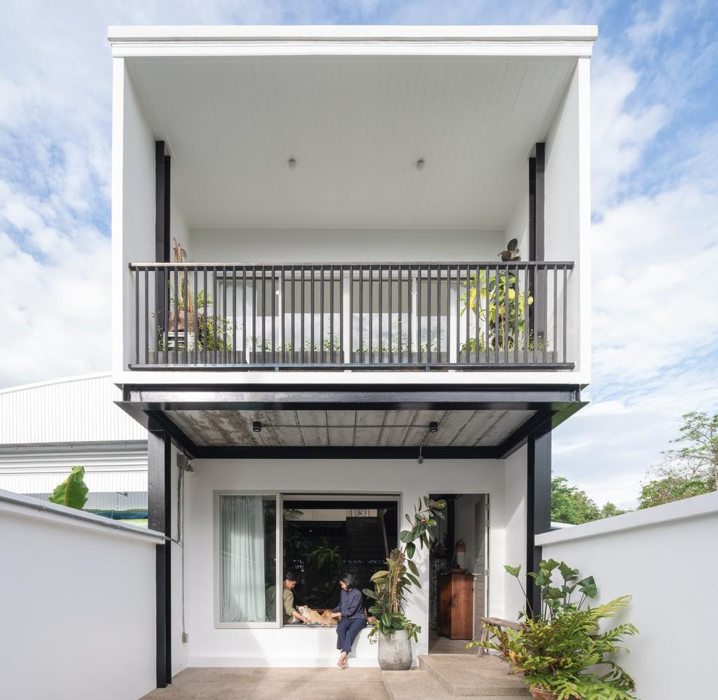 Nhờ thiết kế đơn giản này mà ngôi nhà dù không làm mặt tiền nhưng vẫn gây ấn tượng với người nhìn. Nhờ thiết kế đơn giản này mà ngôi nhà dù không làm mặt tiền nhưng vẫn gây ấn tượng với người nhìn.